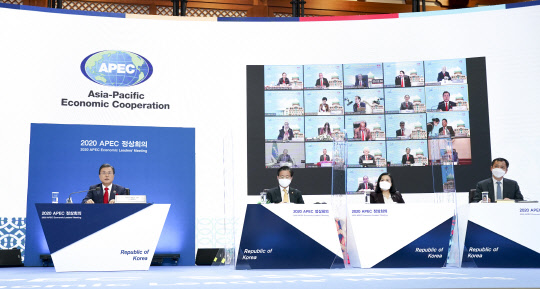 APEC 정상회의에서 발언하는 문재인 대통령      (서울=연합뉴스) 이진욱 기자 = 문재인 대통령이 20일 오후 청와대에서 열린 아시아태평양경제협력체(APEC) 정상회의에서 발언하고 있다. 2020.11.20      cityboy@yna.co.kr  (끝)